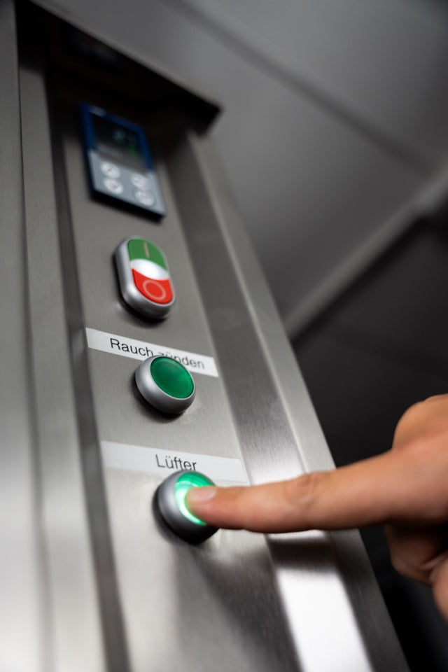 Bedienfeld eines Beelonia F-Serie Elektro-Räucherofens mit Rauchzünd- und Lüfter-Tasten