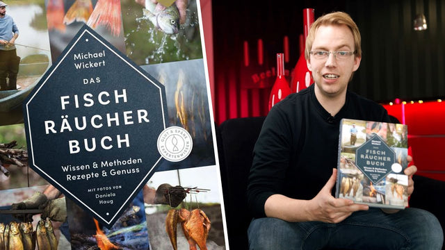 Michael Vering zeigt das Fischräucherbuch mit Wissen zu Räuchermehl und Holzarten