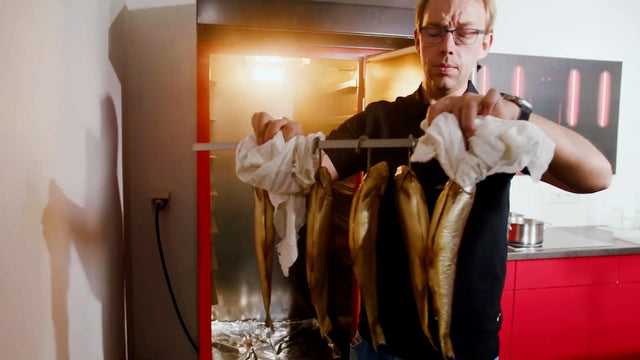 Frisch geräucherte Salmoniden am Haken im Beelonia-Ofen