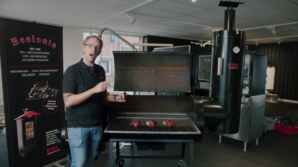 Beelonia BBQ-Smoker mit Räucherturm im Showroom in Beelen