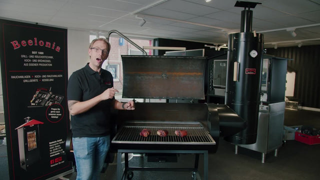 Beelonia BBQ-Smoker mit Räucherturm im Showroom in Beelen