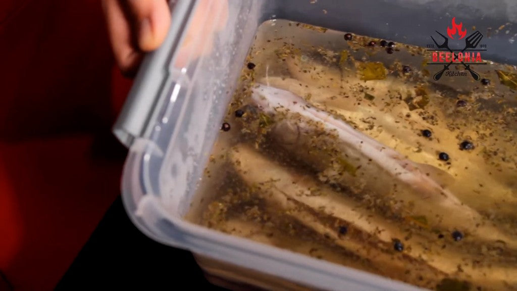 Fleisch und Fisch in der Pökellake mit Wacholder und Lorbeer