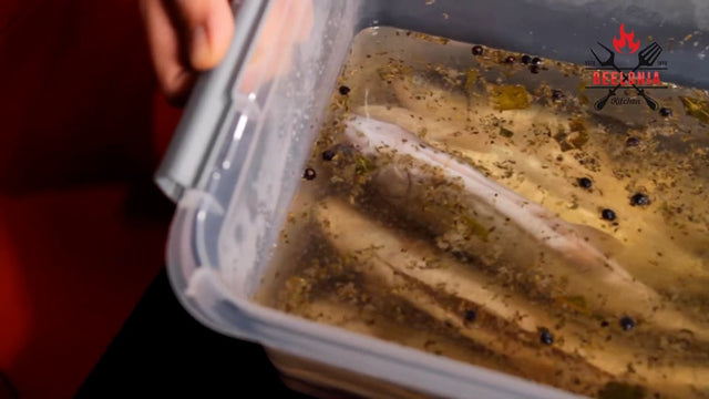 Fleisch und Fisch in der Pökellake mit Wacholder und Lorbeer