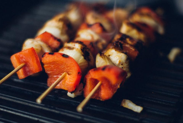 Geräucherte Gemüsespieße mit Paprika und Zwiebeln