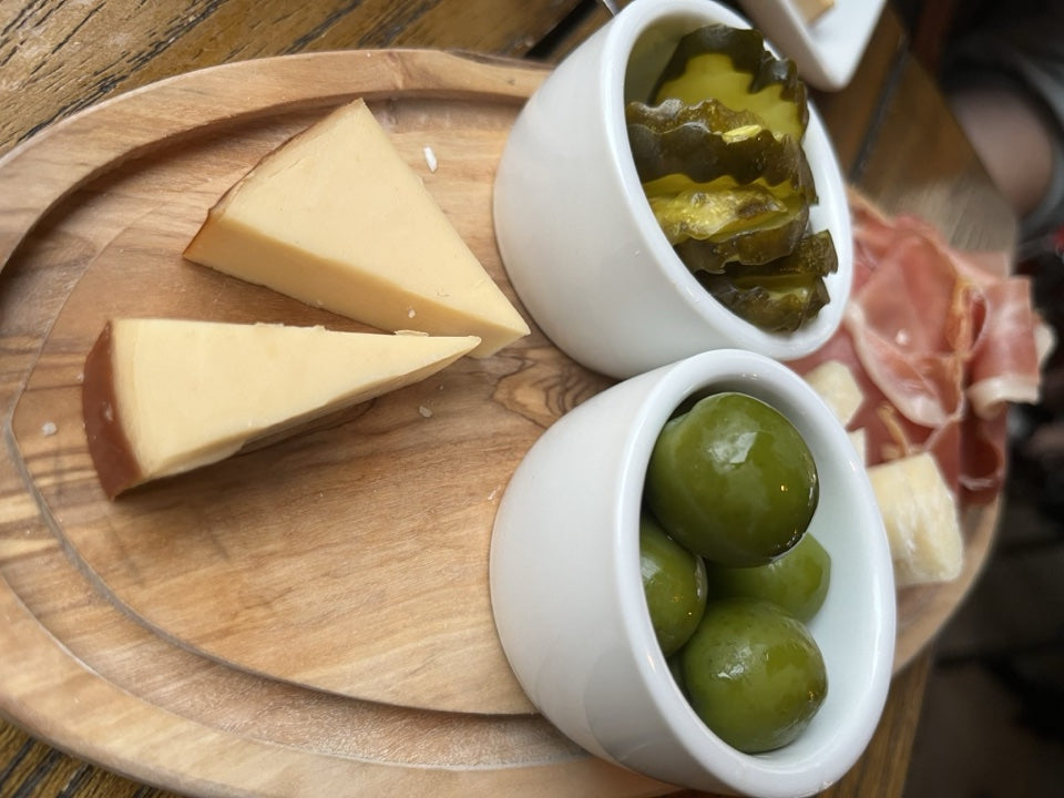 Geräucherter Käse mit brauner Rauchrinde auf dem Brett