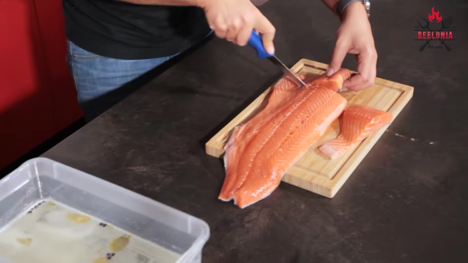 Frische Lachsseite wird für Graved Lachs vorbereitet