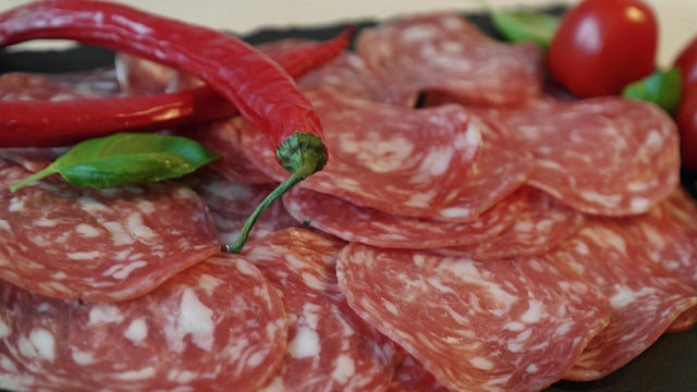 Gleichmäßig umgerötete Rohwurst als Ergebnis von Durchbrennen und Umröten