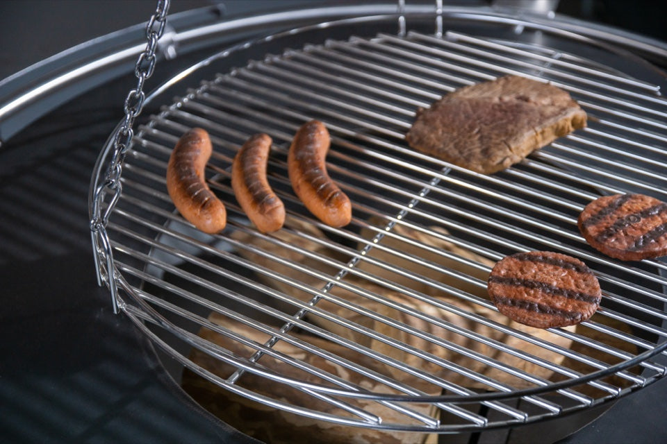 Beelonia Schwenkgrill im Catering-Einsatz mit Würstchen und Steaks