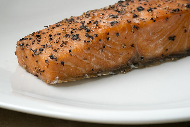 Stremellachs mit Pfeffer als Herzstück der Räucherfisch-Platte